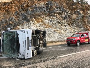 Mersin'de çevik kuvvet otobüsü devrildi: 9 yaralı
