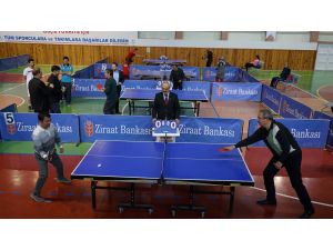 Vali Aktaş, Başkan Ünver ile masa tenisi oynadı