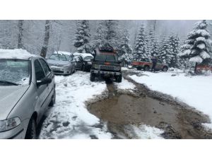 Yaylada kar nedeniyle mahsur kalan 12 kişi kurtarıldı