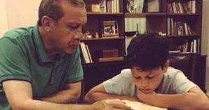 Erdoğan, Torununa Kur'an Öğrettiği Fotoğrafın Hikayesini Anlattı
