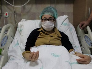 Başörtüsü takarken iğne yuttu