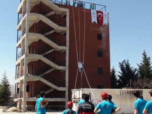 NEÜ İtfaiyecilik bölümü eğitimlerine tatbikatlarla devam ediyor