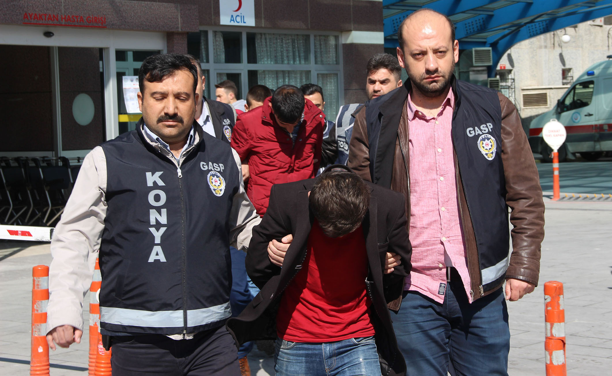 Gaspçıları sosyal medyada paylaştıkları fotoğraf ele verdi