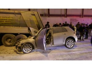 Otomobil, hafriyat kamyonuna çarptı