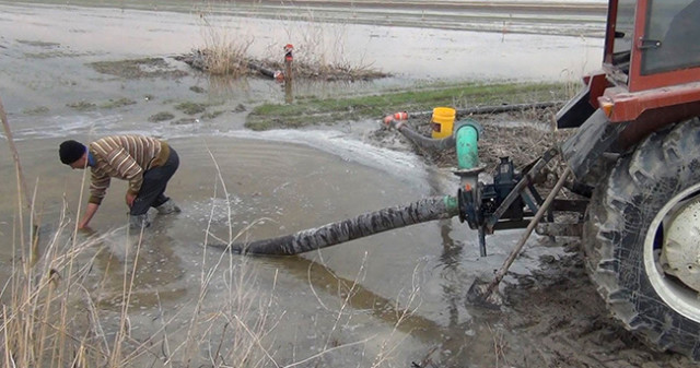 Yüzey Suları Boru Döşenerek Kuyulara Aktarılıyor