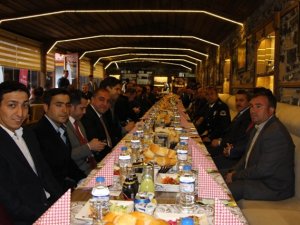 Tutal, polislerle yemekte bir araya geldi