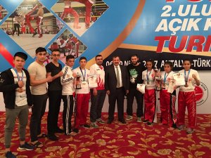 Kick boksçulardan 4 madalya