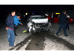 Yolcu otobüsü ile otomobil çarpıştı: 1 ölü, 2 yaralı