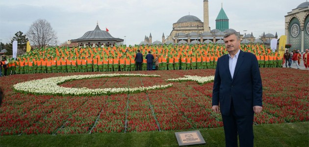 Konya'da 156 bin lale ile Türk bayrağı oluşturuldu