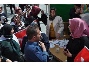 AK Parti çadırlarında EVET coşkusu
