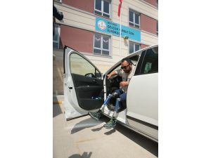 Oy kullanmaya protez bacaklarıyla geldi