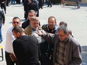 Sıra üstünde sandık başına götürüldü