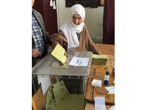 100 yaşında sandığa gitti