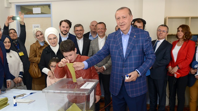 Cumhurbaşkanı Erdoğan'ın oy kullandığı sandıktan seçmenlerin tercihi 'evet' oldu.