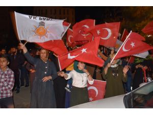 Halk oylaması sonuçları kutlanıyor