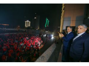 Halk oylamasının sonuçları kutlanıyor