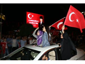 Halk oylamasının sonuçları kutlanıyor