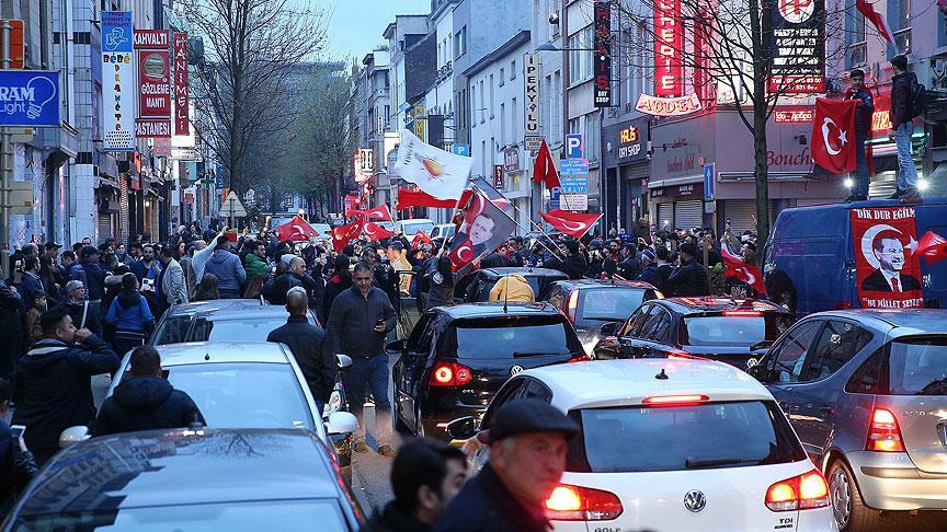 Avrupa'da evet coşkusu  Yazının belli bölümüne renk vermek için Kırmızı Başlık VİDEO HABER