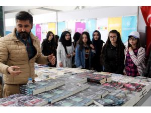 DÜZELTME"Sivas Memleket Gazetesi 1. Kitap Günleri" başlıklı haberimizde yer alan "Sivas Valisi Zihni Yıldızhan" ifadesi "Sivas Vali Yardımcısı Zihni Yıldızhan" olarak düzeltilmiştir. Haberimizi 