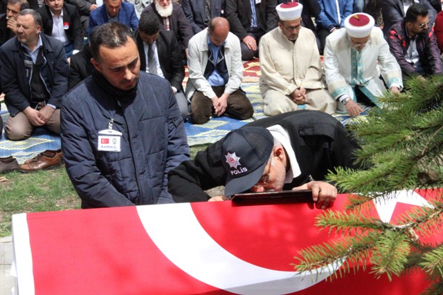 Şehit Oğlunu Tabutunu Öperek Uğurladı