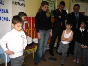 Portakal, öğrencilerin omurga eğriliğini ölçtü.