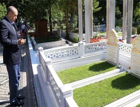 Erdoğan anne ve babasının kabrini ziyaret etti