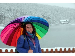 Gölcük kar yağışına rağmen tatilcileri ilgi odağı oldu