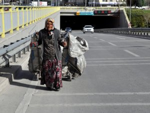 "Ekmeğim olursa yerim olmazsa Allah'a şükreder yatarım"