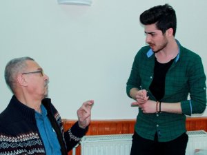 Anne ve babası işitme engelli genç, işitemeyenlerin kulağı oluyor