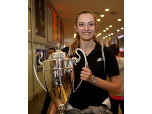 Avrupa şampiyonu VakıfBank yurda döndü