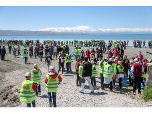 Van'da 3 bin öğrenci çöp topladı