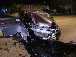 Konya'da otomobil direğe çarptı: 1 ölü, 1 yaralı