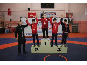 Minik Erkekler Grup Güreş Müsabakaları