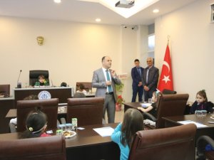 Beyşehir'de anaokulu öğrencileri meclis koltuklarında