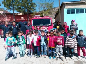 Minik öğrenciler itfaiyeyi ziyaret etti