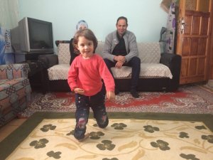 Yaşıtları gibi yürümek istiyor