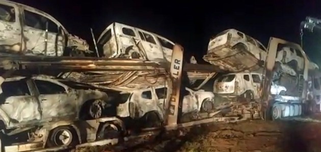 Konya'da araç taşıyan tır yandı