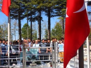 Kahraman Astsubay Halisdemir'in kabrine ziyaretçi akını