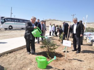 Yüzlerce fidan NEÜ’de toprakla buluştu