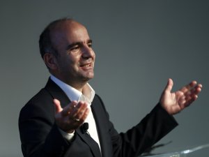 Firari  FETÖ'cü Abdülhamit Bilici, Türkiye’yi boş salonda şikayet etti