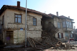 Beyşehir'de tarihi ev çöktü