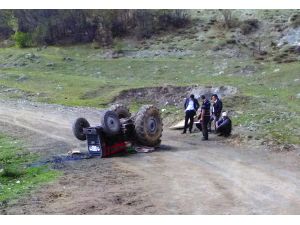 Devrilen traktörün altında kalan çocuk öldü