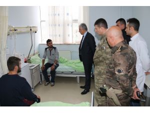 Hakkari Valisi Toprak'tan yaralı askerlere ziyaret
