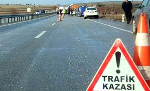 Konya'da Otomobil Refüje Çarpıp Devrildi: 1 Ölü