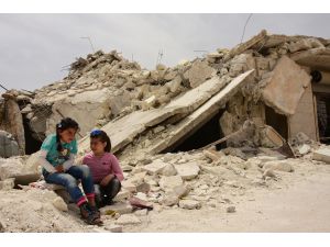 Rejim saldırılarında yetim kalan Suriyeli çocuklar hayata tutunmaya çalışıyor