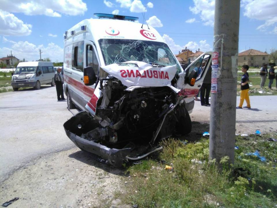 Konya'da ambulans kaza yaptı: 4 YARALI