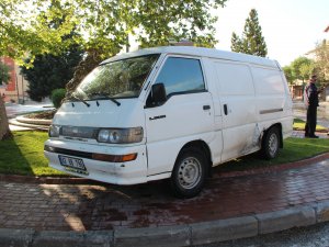 Aracına çarpıp kaçan sürücüyü bıçakla yaraladı