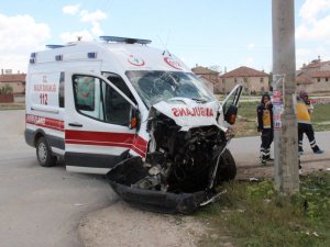 Belediye otobüsüyle ambulans çarpıştı