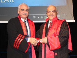 70 yaşında Hukuk Fakültesinden mezun oldu
