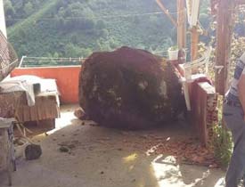 Evin balkonuna kaya düştü!